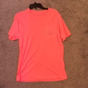 bright pink vineyard vine short sleeve. worn 3 times. perfect condition!